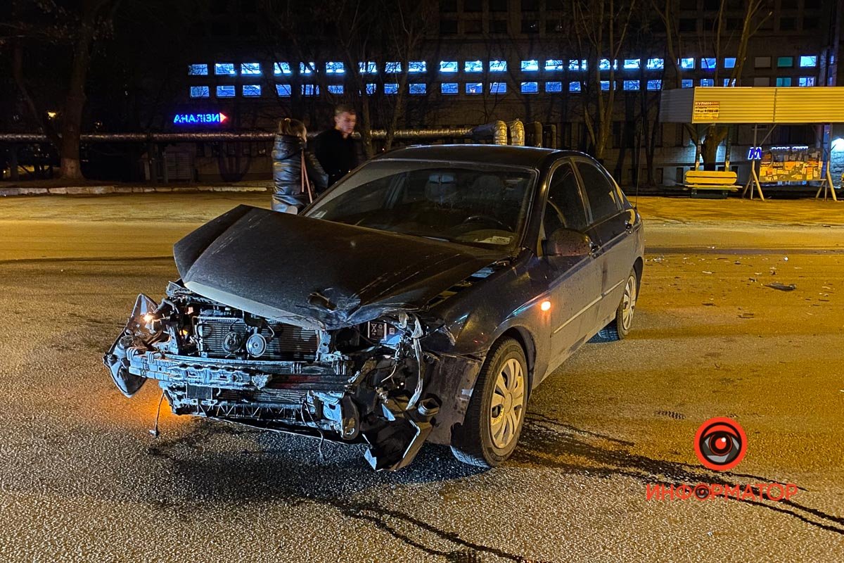 В Днепре на Паникахи KIA врезался в Volkswagen 4