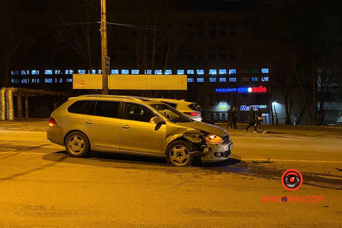 В Днепре на Паникахи KIA врезался в Volkswagen 8