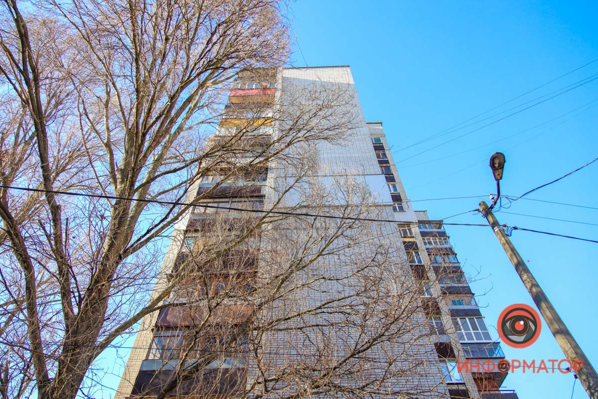 Предположительно, она выпала с шестого этажа 