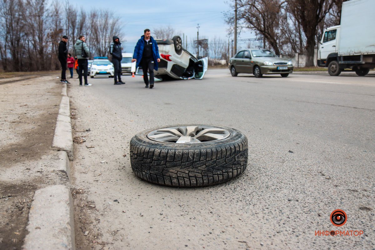У машины отпало колесо У машины отпало колесо
