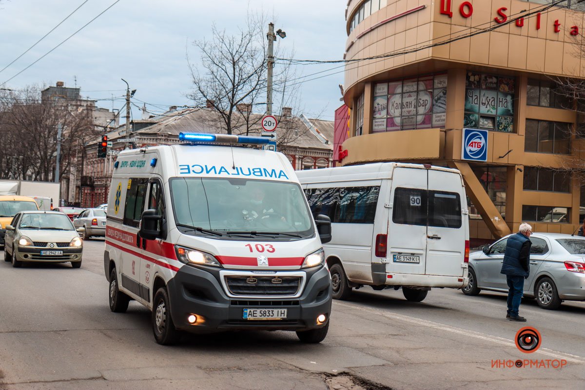 В Днепре женщина попала под колеса маршрутки, из которой вышла
