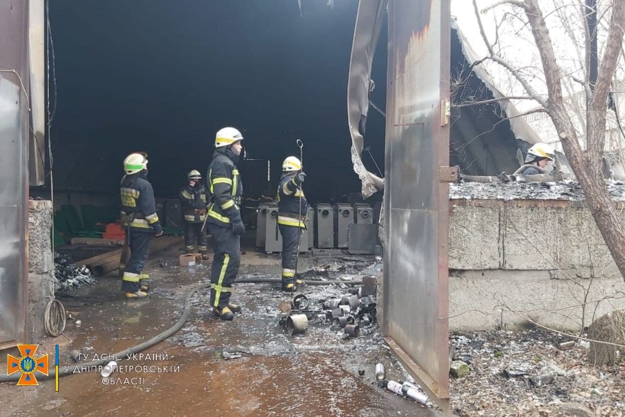 Пожар на Артельной: горел ангар Пожар на Артельной: горел ангар