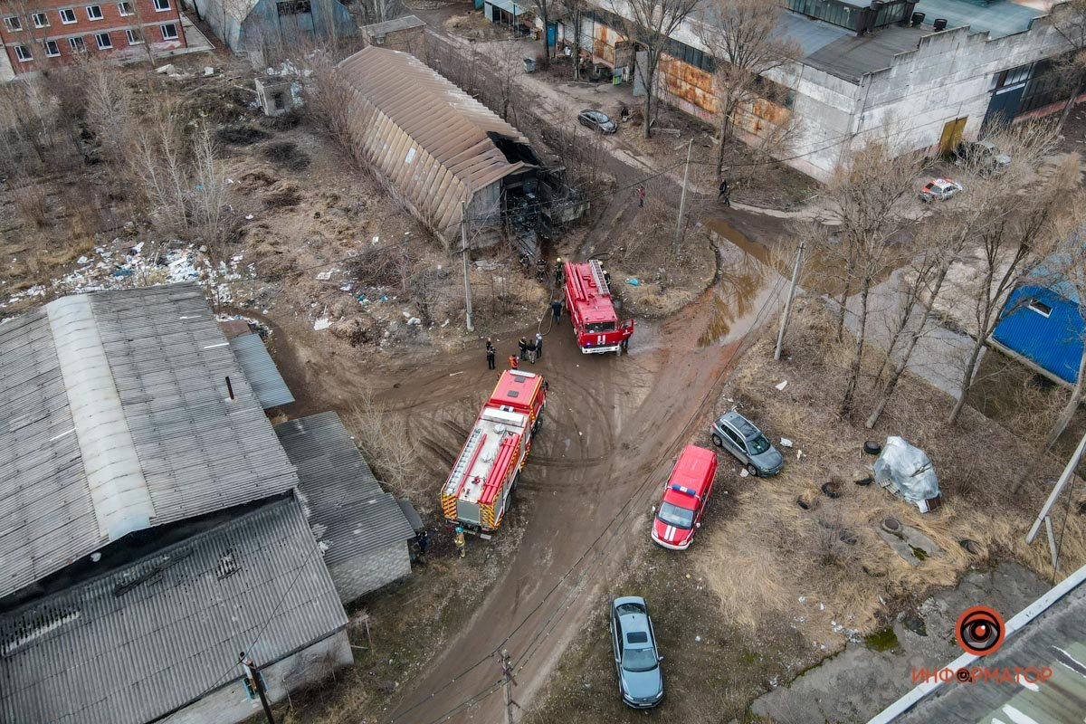 На Артельной горел ангар