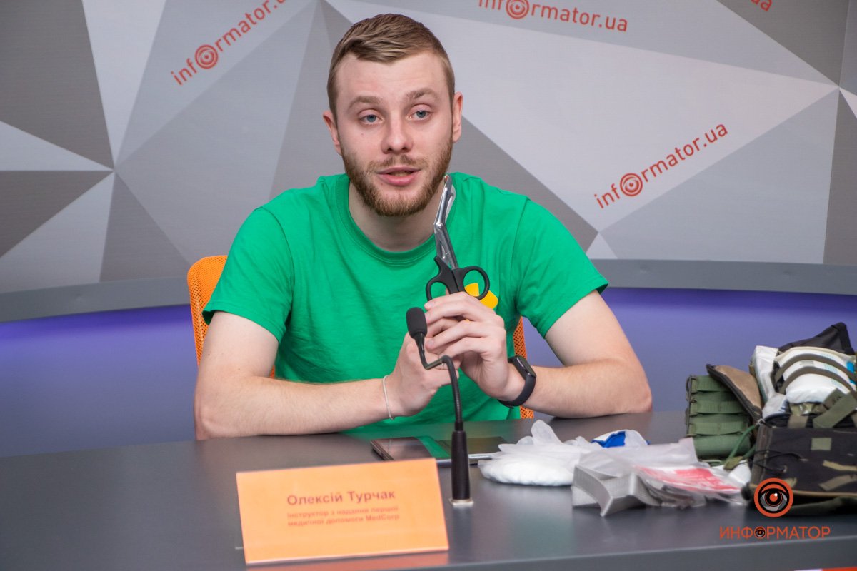 Инструктор по оказанию первой медицинской помощи MedCorp Алексей Турчак в медиацентре Информатор Инструктор по оказанию первой медицинской помощи MedCorp Алексей Турчак в медиацентре Информатор