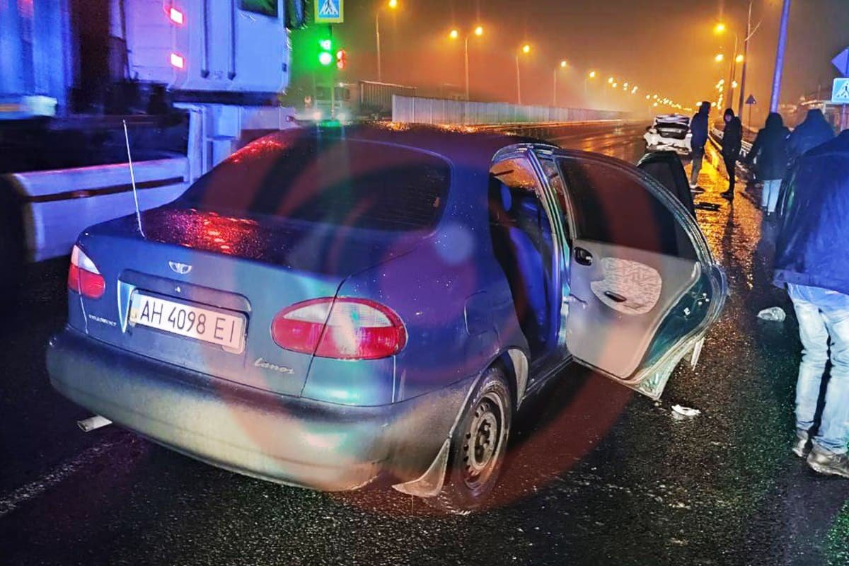 На выезде из Днепра столкнулись Lanos и Kia На выезде из Днепра столкнулись Lanos и Kia