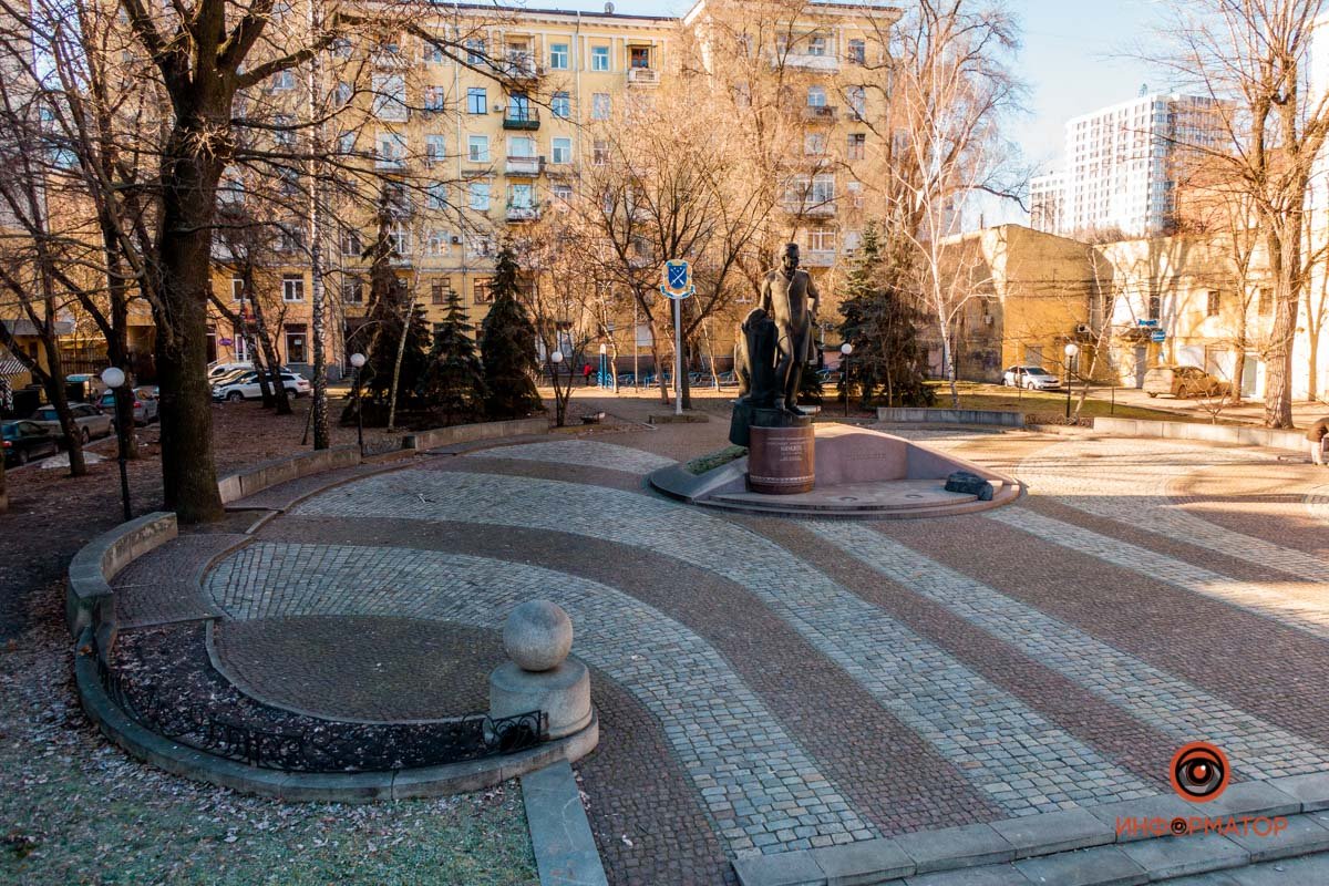 Кусок железной руды у ног Кусок железной руды у ног