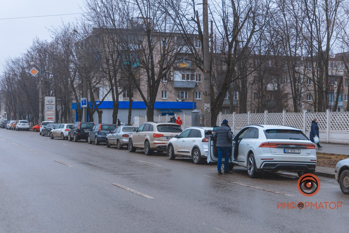 Многие приехал и на автомобилях - на парковке нет мест