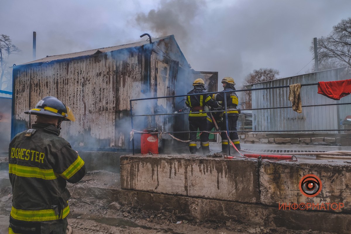 Без паники: в центре Днепра горел вагончик на стройке метро 2