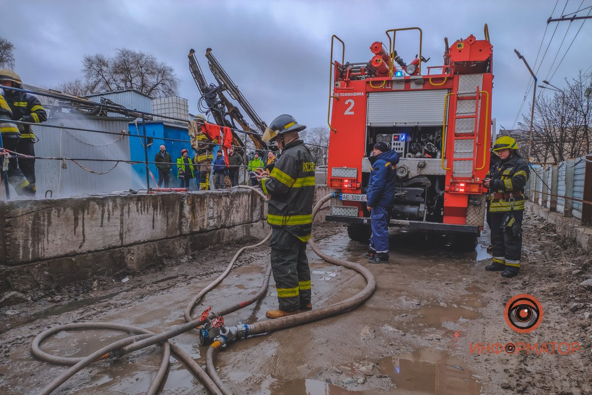 Без паники: в центре Днепра горел вагончик на стройке метро 3