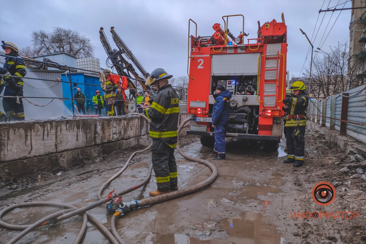 Без паники: в центре Днепра горел вагончик на стройке метро 4