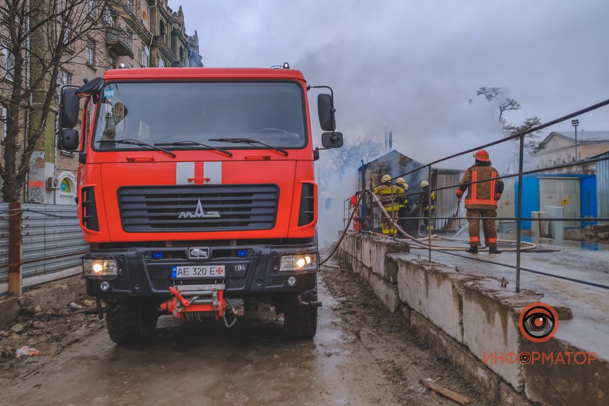Без паники: в центре Днепра горел вагончик на стройке метро 5