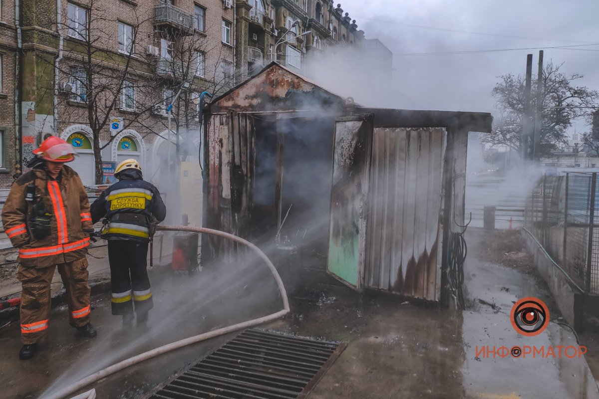 Без паники: в центре Днепра горел вагончик на стройке метро 6