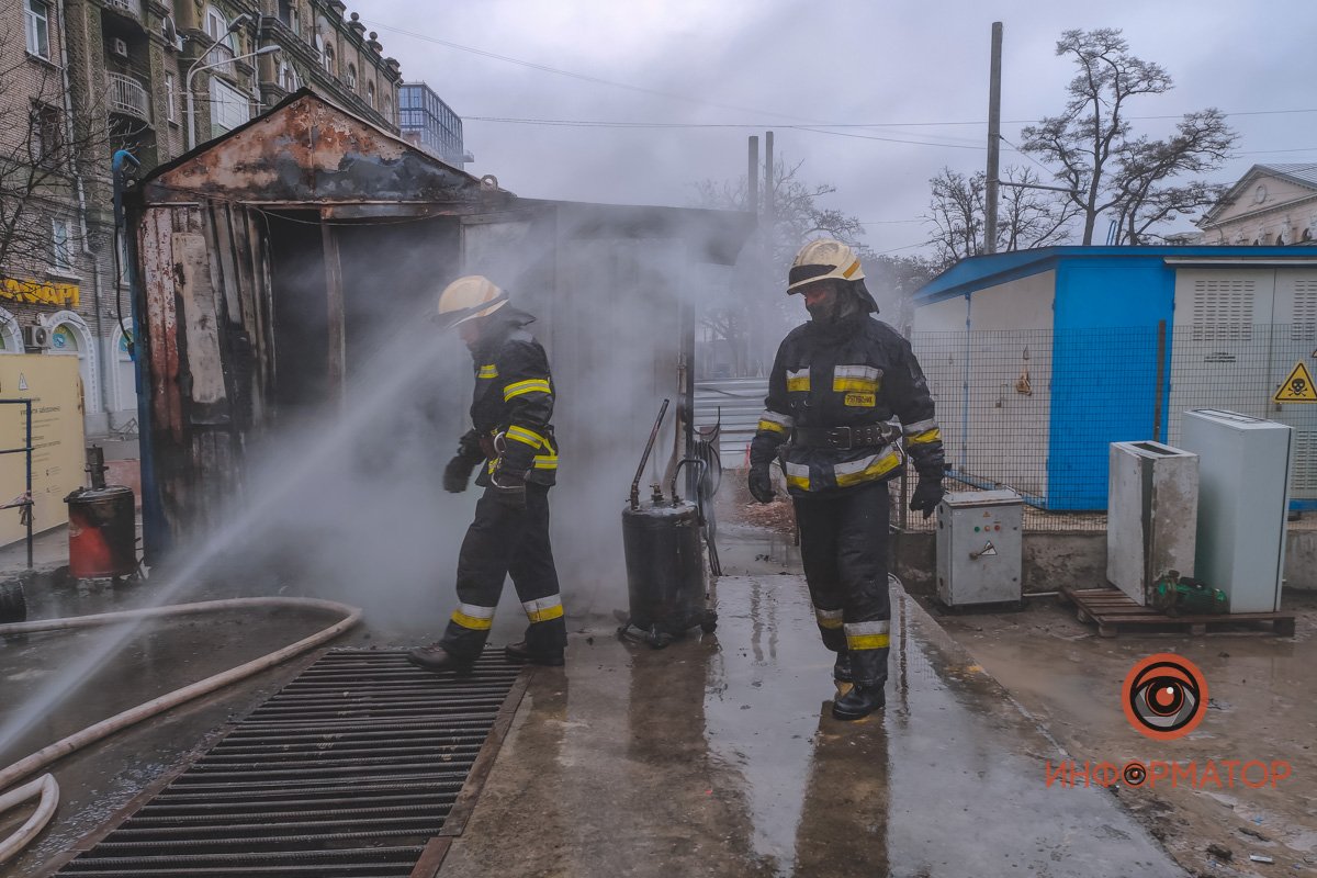 Без паники: в центре Днепра горел вагончик на стройке метро 7