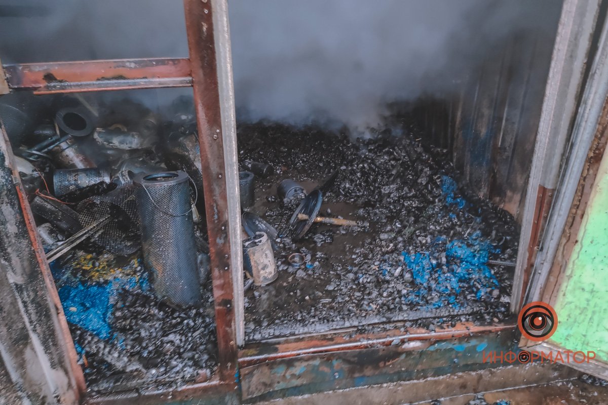 Без паники: в центре Днепра горел вагончик на стройке метро 8