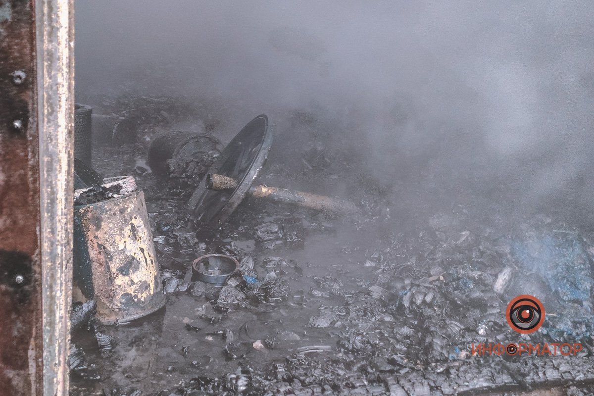 Без паники: в центре Днепра горел вагончик на стройке метро 9