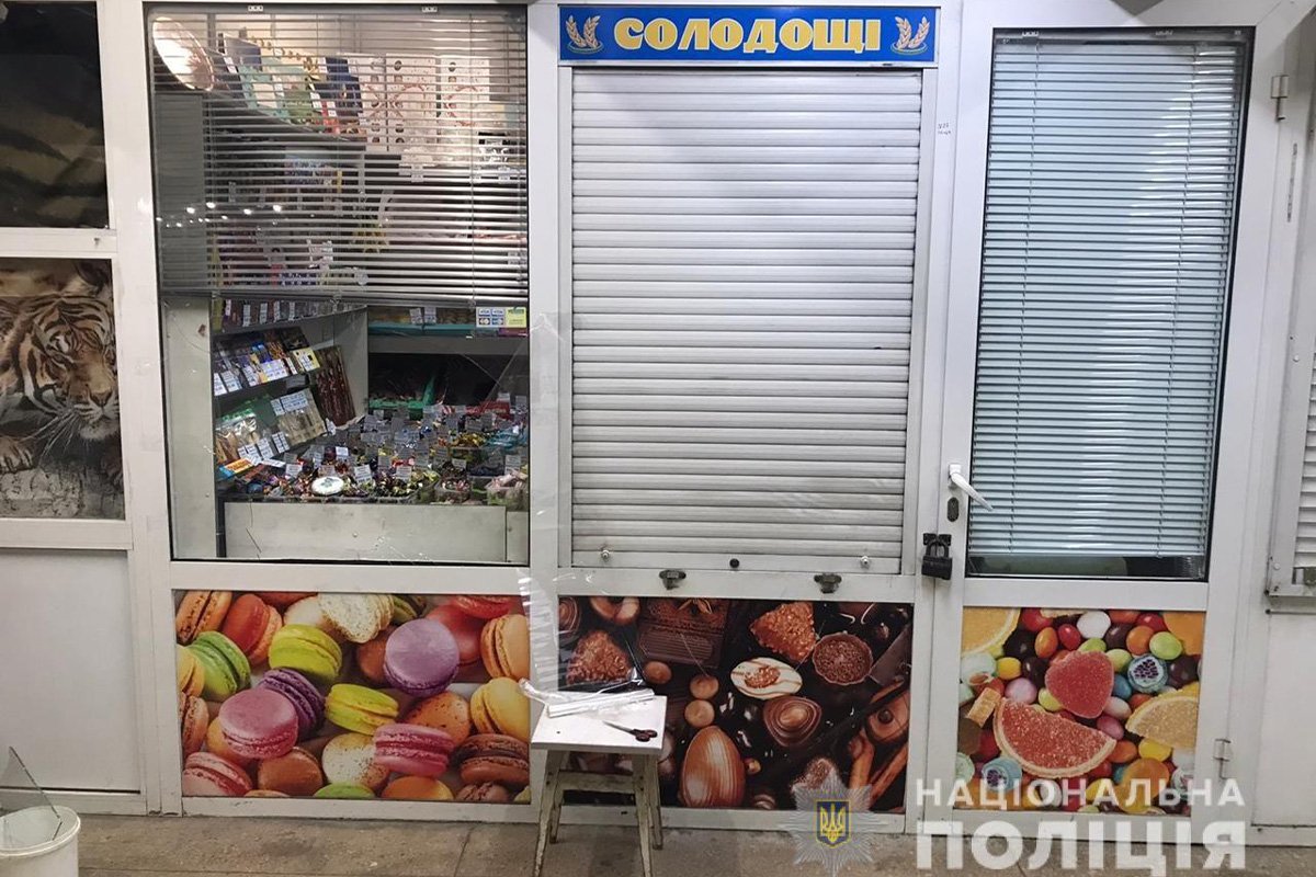 Магазин сладостей в переходе станции метро "Вокзальная" Магазин сладостей в переходе станции метро "Вокзальная"