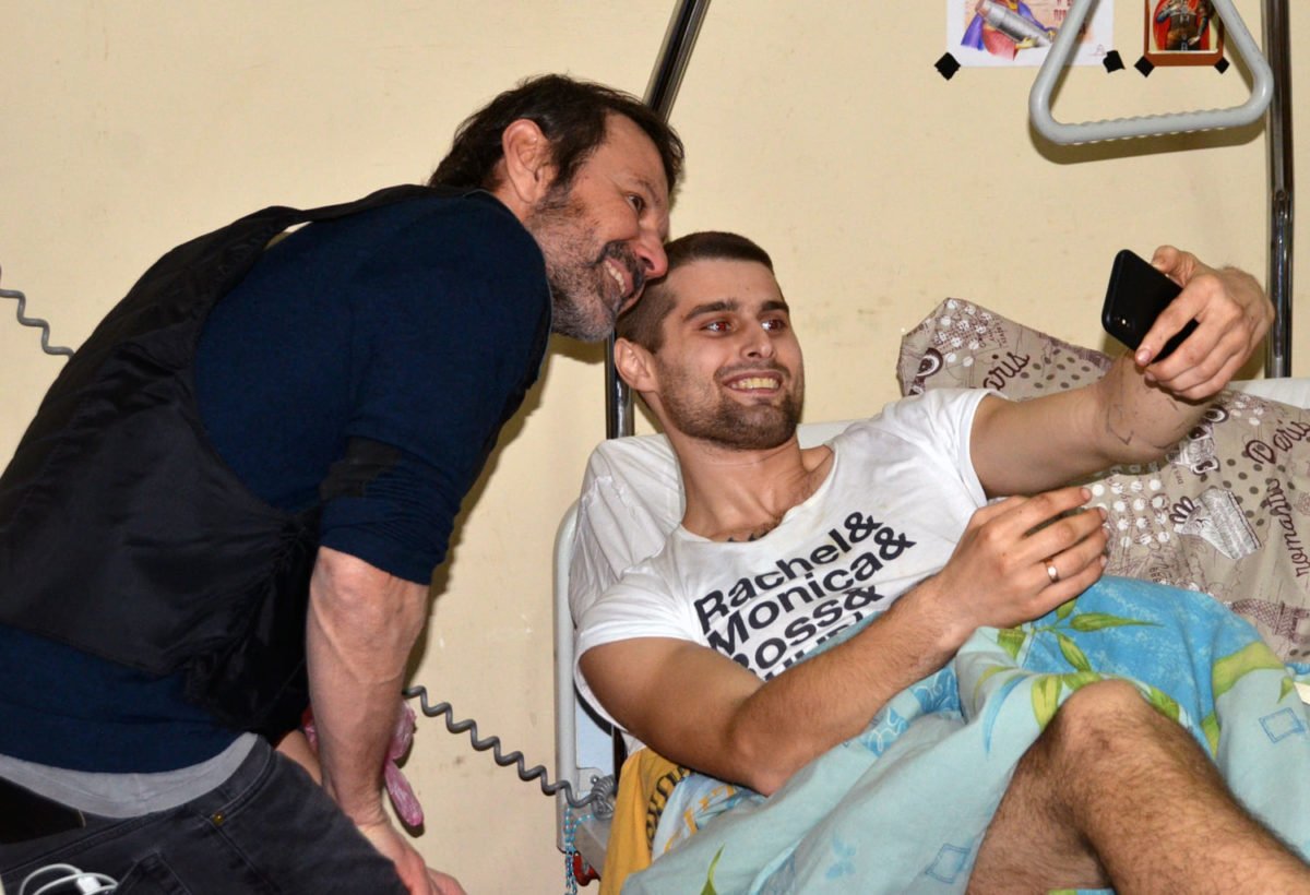 В военном госпитале Днепра побывал Святослав Вакарчук 3