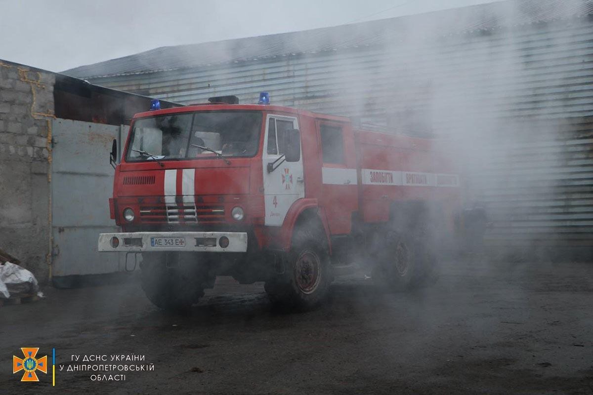 В Днепре на Юрия Кондратюка горели склады 3