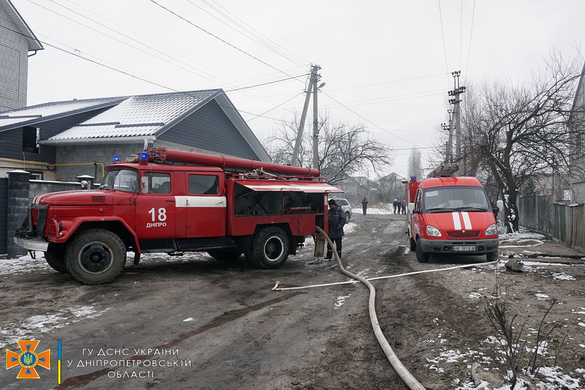 В Днепре на Аграрной горел дом 1