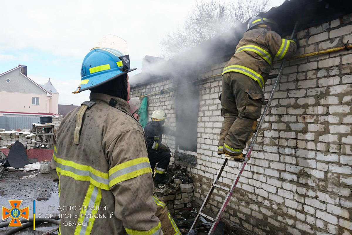 В Днепре на Аграрной горел дом 4