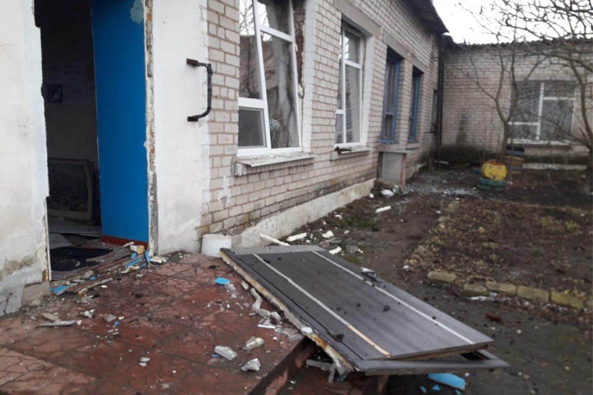 В Днепропетровской области ракета упала на школьный стадион 4