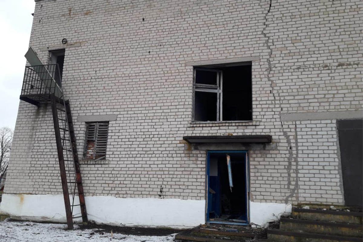 В Днепропетровской области ракета упала на школьный стадион 8