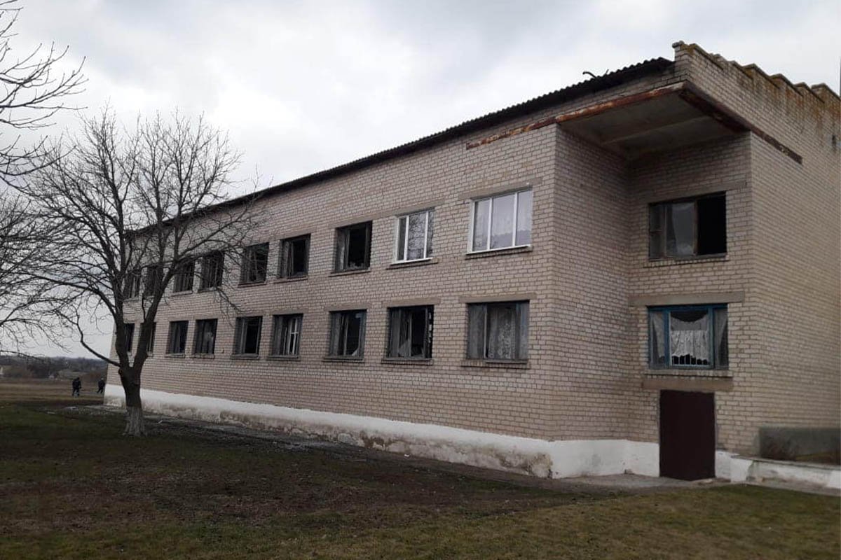 В Днепропетровской области ракета упала на школьный стадион 9