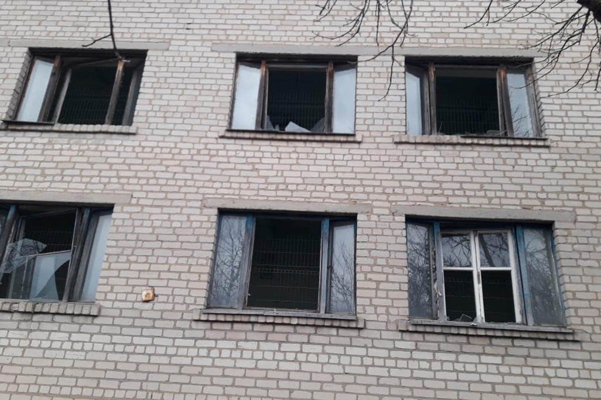 В Днепропетровской области ракета упала на школьный стадион 10