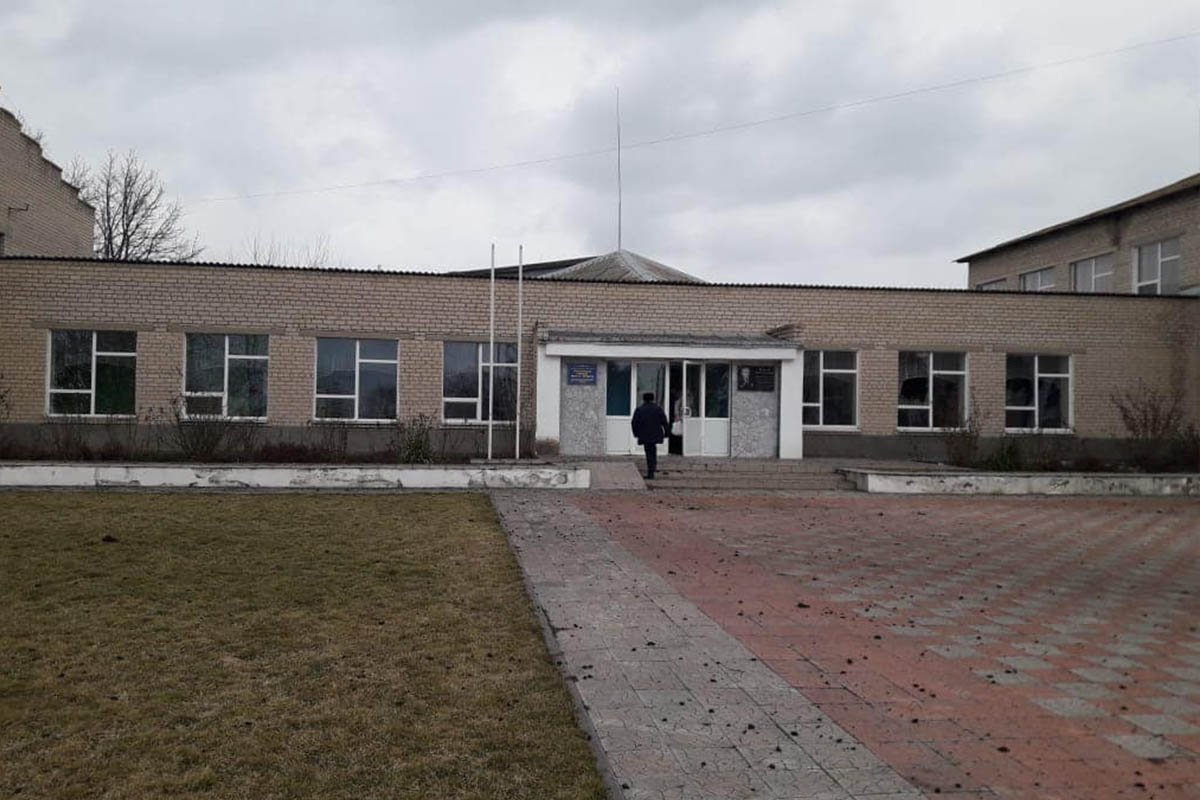 В Днепропетровской области ракета упала на школьный стадион 12