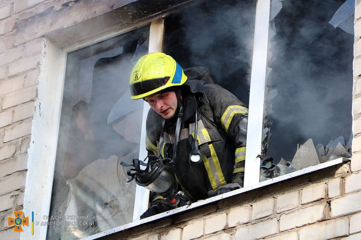 Из задымленного пятиэтажного дома вывели несколько людей  Из задымленного пятиэтажного дома вывели несколько людей