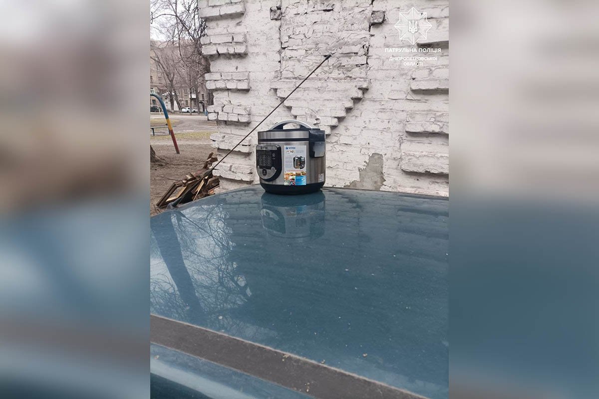 К нему обратились соседи и рассказали, что они увидели, как во дворе мужчина бьет стекла машин К нему обратились соседи и рассказали, что они увидели, как во дворе мужчина бьет стекла машин