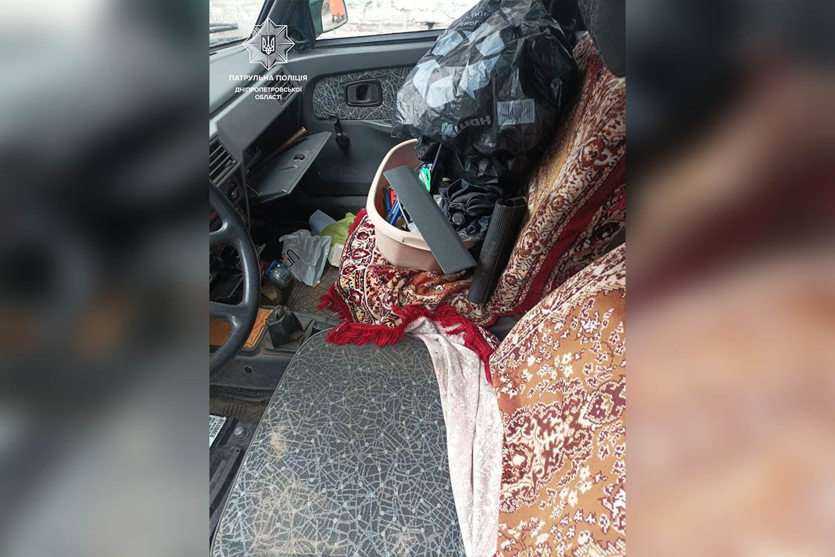 Полицейский сразу выбежал на улицу и заметил, что окно его машины разбито Полицейский сразу выбежал на улицу и заметил, что окно его машины разбито