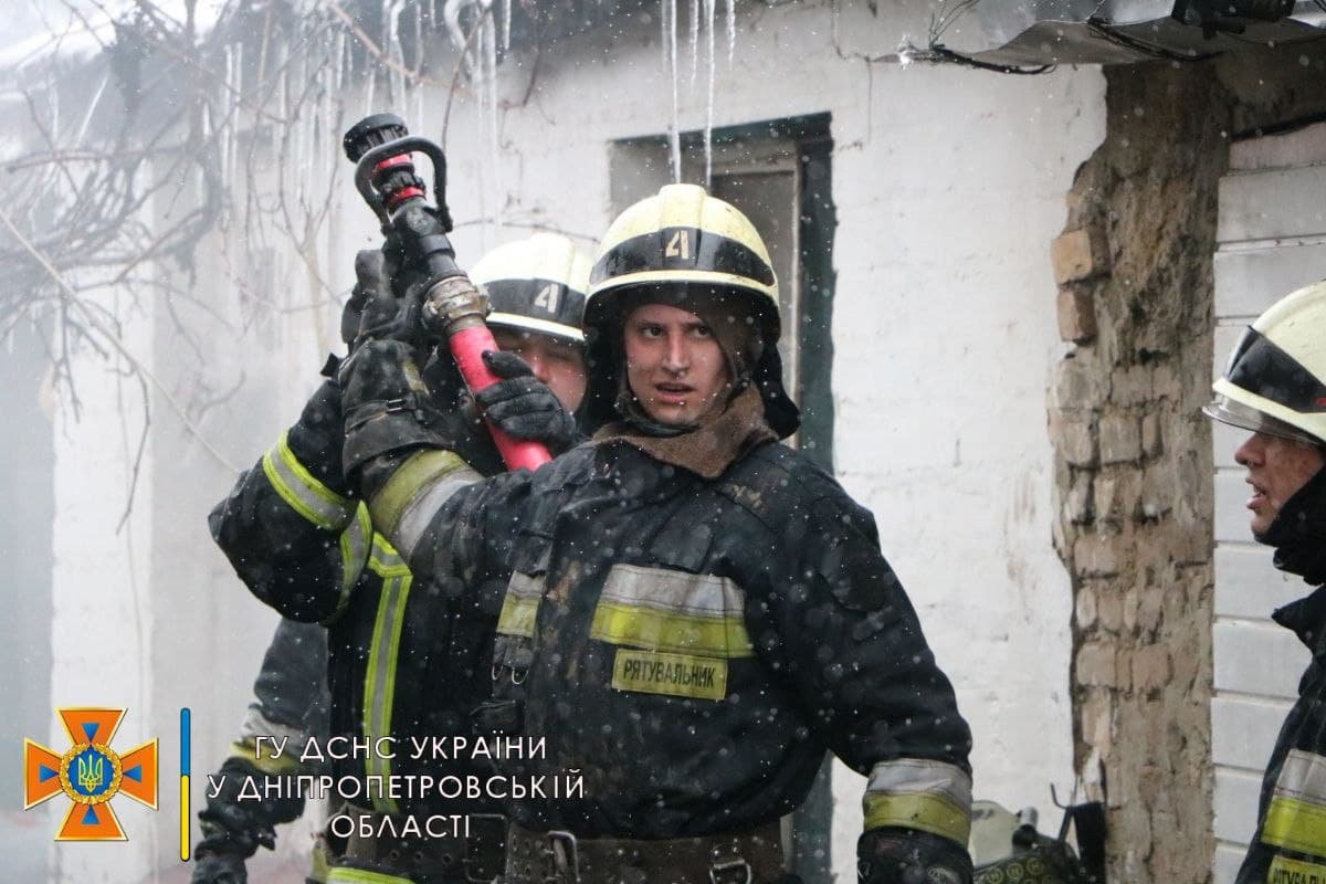 Огонь повредил домашние вещи, деревянное перекрытие и крышу здания.