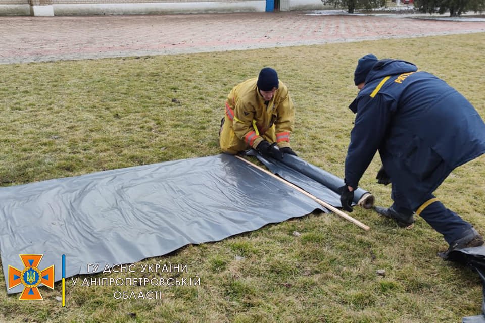 Местные жители со спасателями провели ремонтные работы в школе Местные жители со спасателями провели ремонтные работы в школе