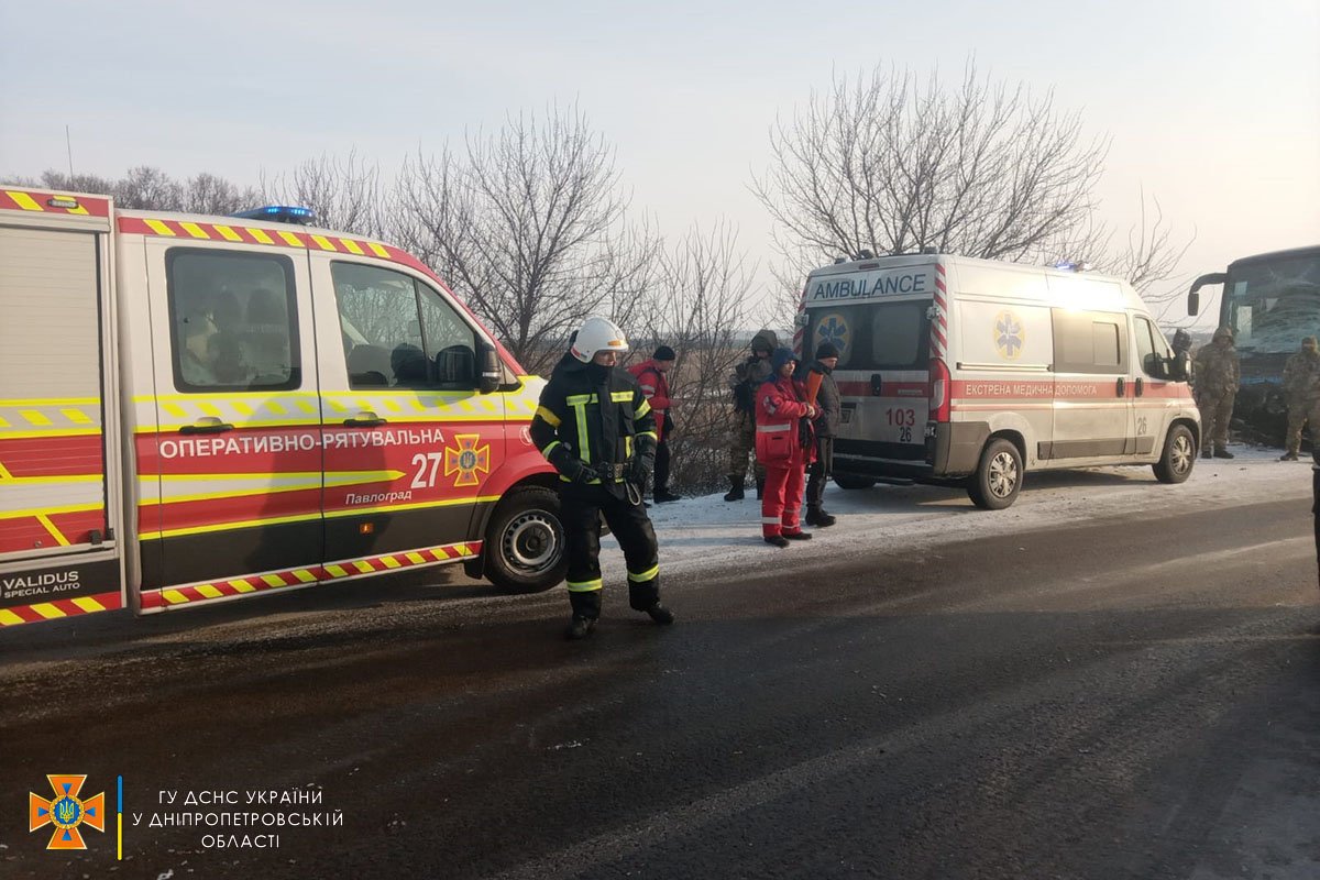 На трассе М-30 столкнулись грузовой ГАЗ и автобус Mercedes