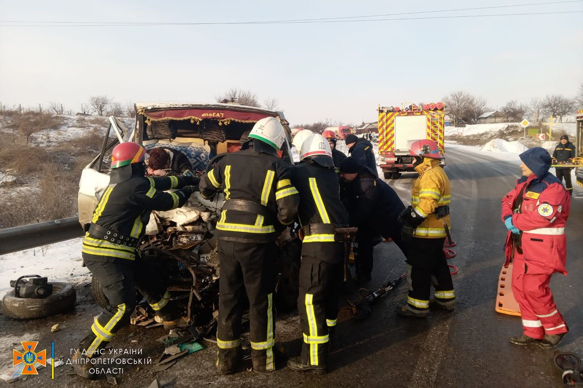 Водителя ГАЗа спасатели передали медикам