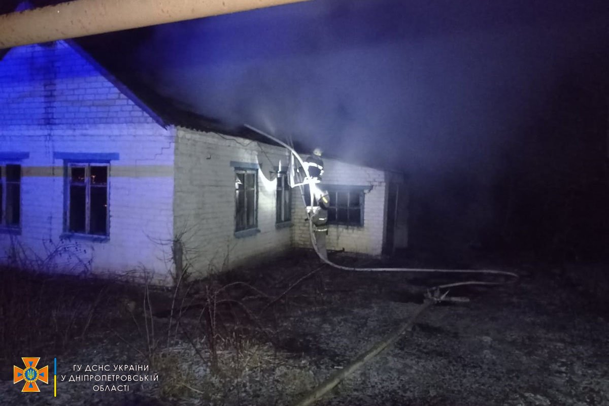 В результате возгорания уничтожены домашние вещи, внутренняя облицовка стен и повреждена крыша дома В результате возгорания уничтожены домашние вещи, внутренняя облицовка стен и повреждена крыша дома