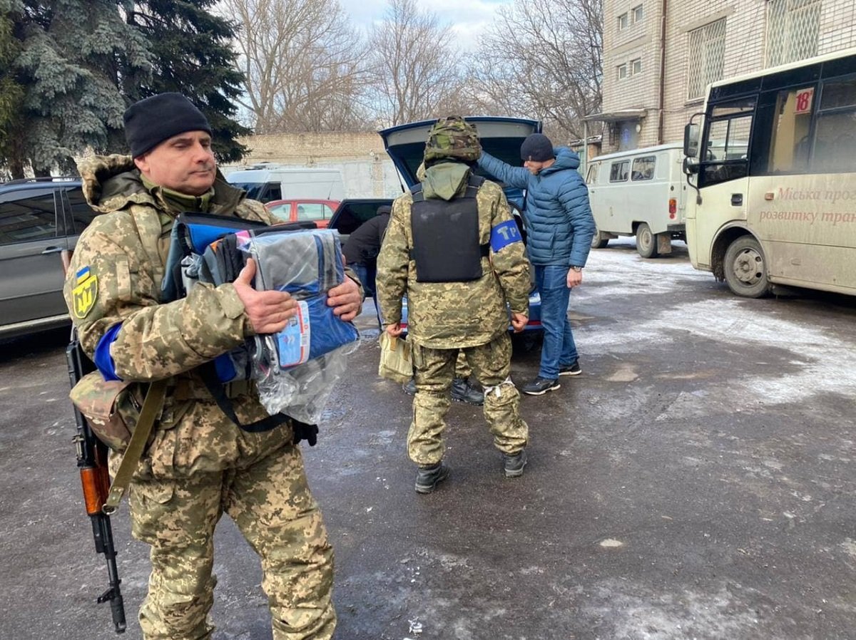 В Каменском мэрия передала военную форму терробороне 1