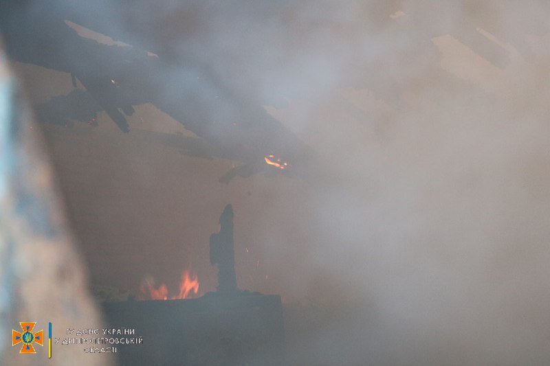 Обломки упали на заброшенное здание Обломки упали на заброшенное здание