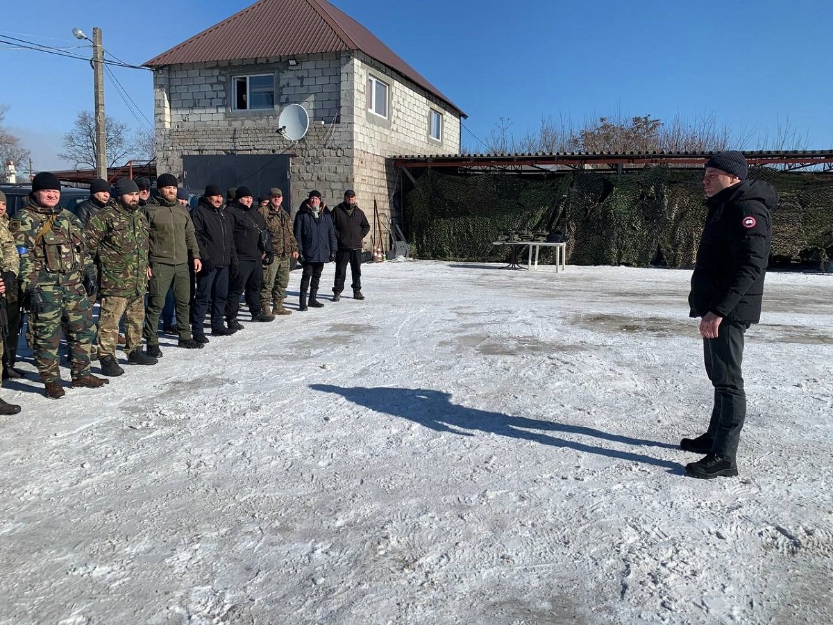 В Каменском передали партию бронежилетов добровольцам, защищающим город 1