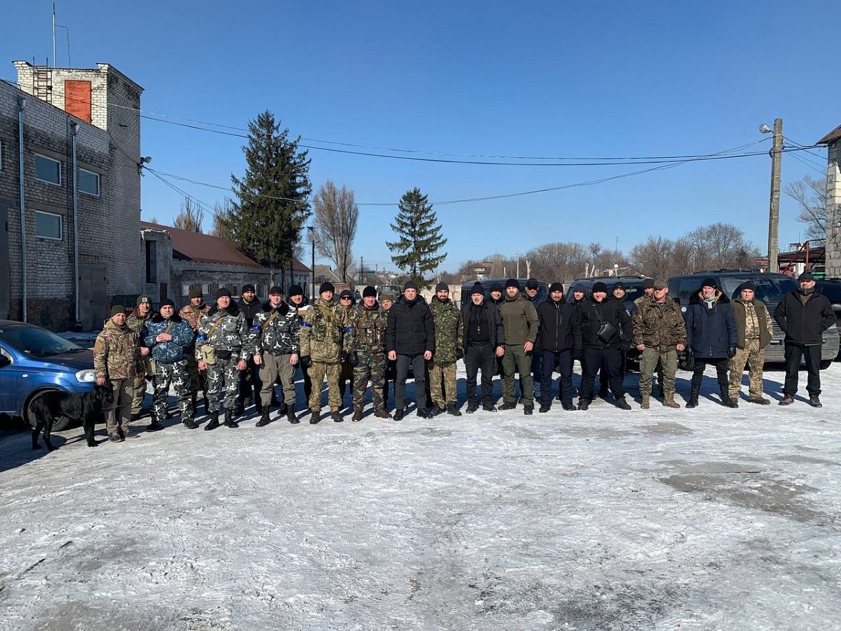 В Каменском передали партию бронежилетов добровольцам, защищающим город 2