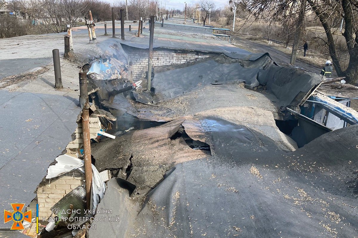 Разрушилось перекрытие четырех гаражей