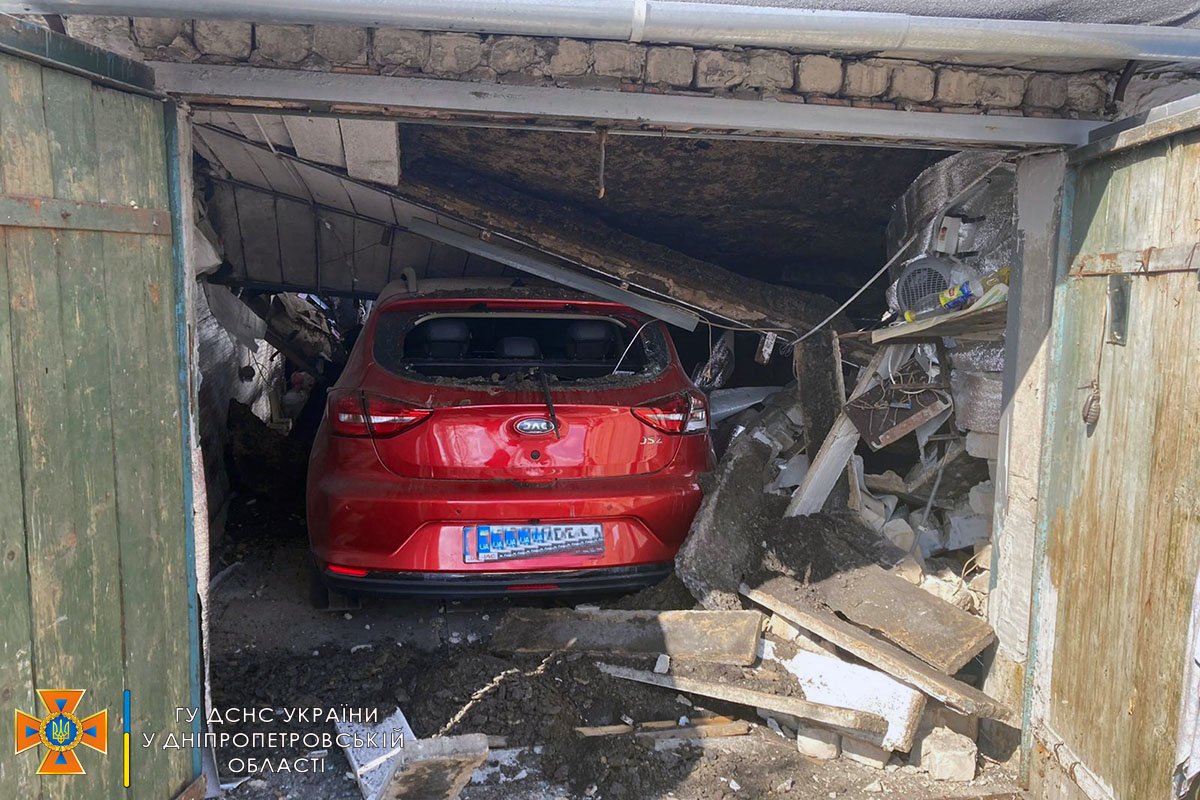 Завалило 3 автомобиля