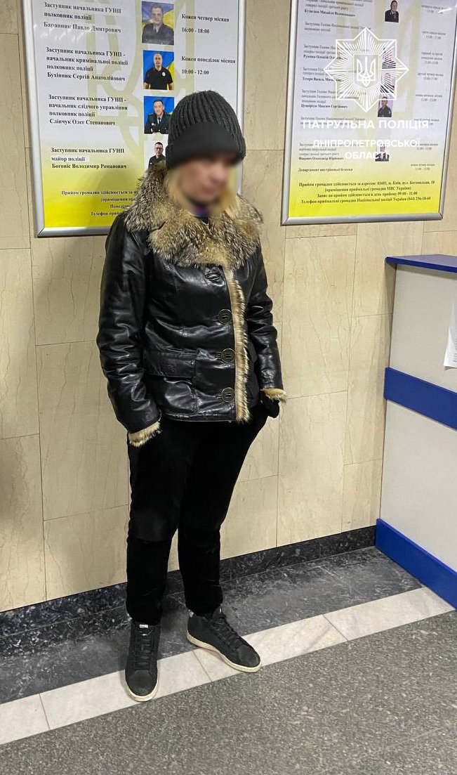 Всех, кто нарушает требования военного положения и часы коменданта, патрульные доставляют в отделение полиции Всех, кто нарушает требования военного положения и часы коменданта, патрульные доставляют в отделение полиции