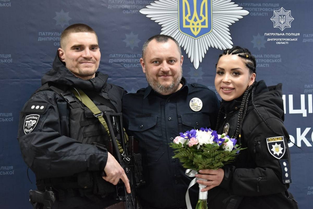 В бронежилетах и с оружием: в Днепре патрульные создали семью 1