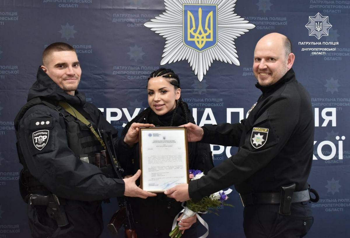 В бронежилетах и с оружием: в Днепре патрульные создали семью 2