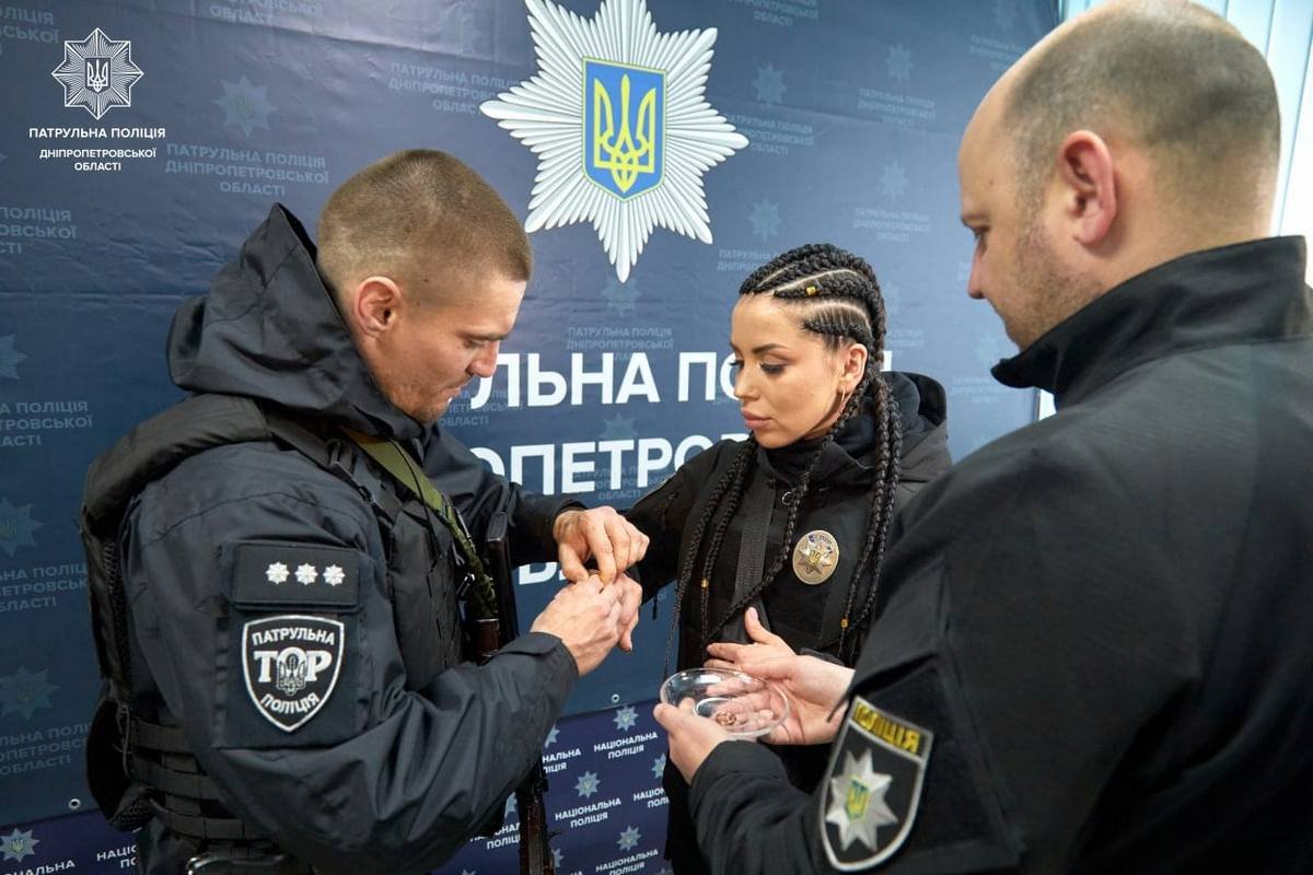 В бронежилетах и с оружием: в Днепре патрульные создали семью 3