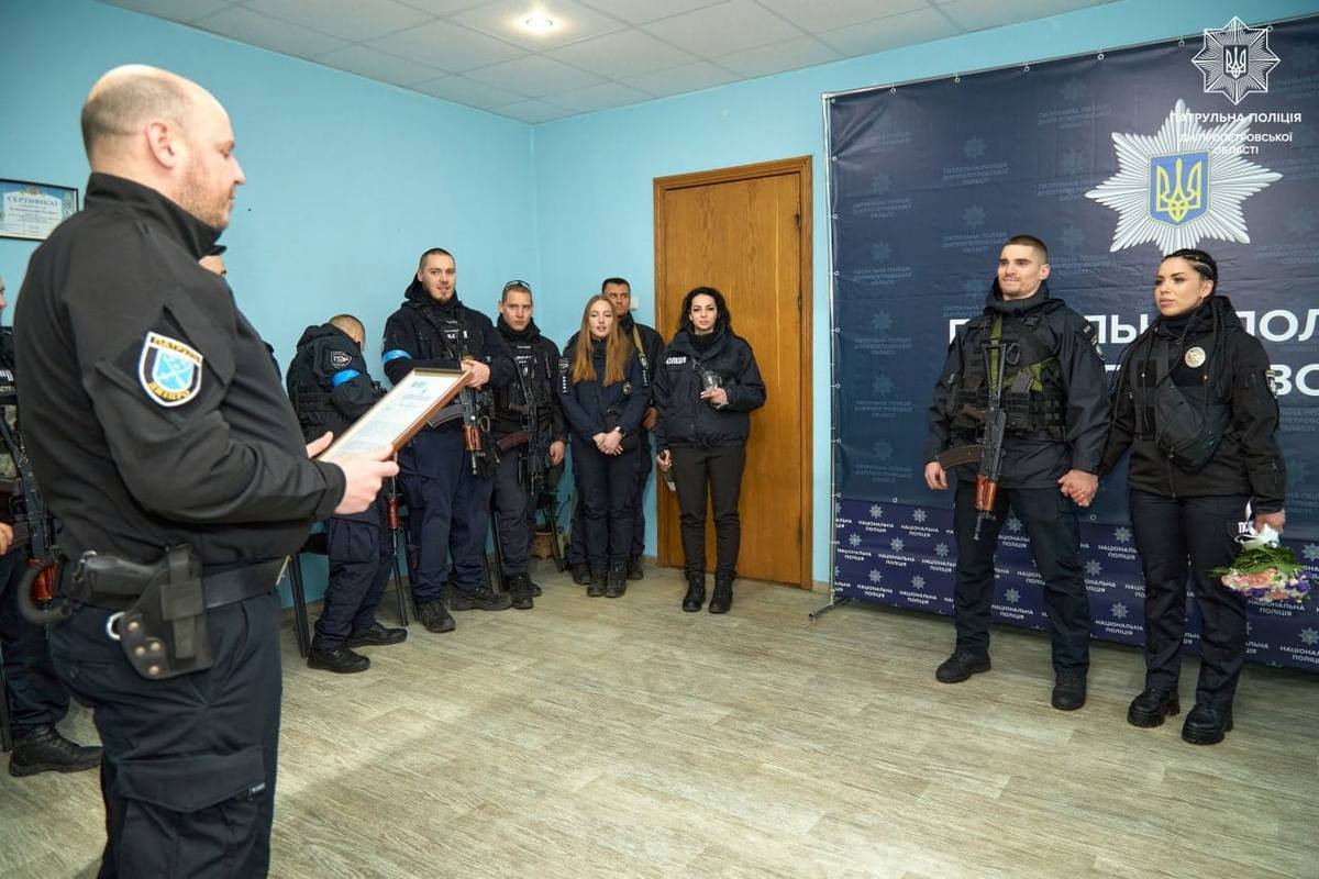 В бронежилетах и с оружием: в Днепре патрульные создали семью 5