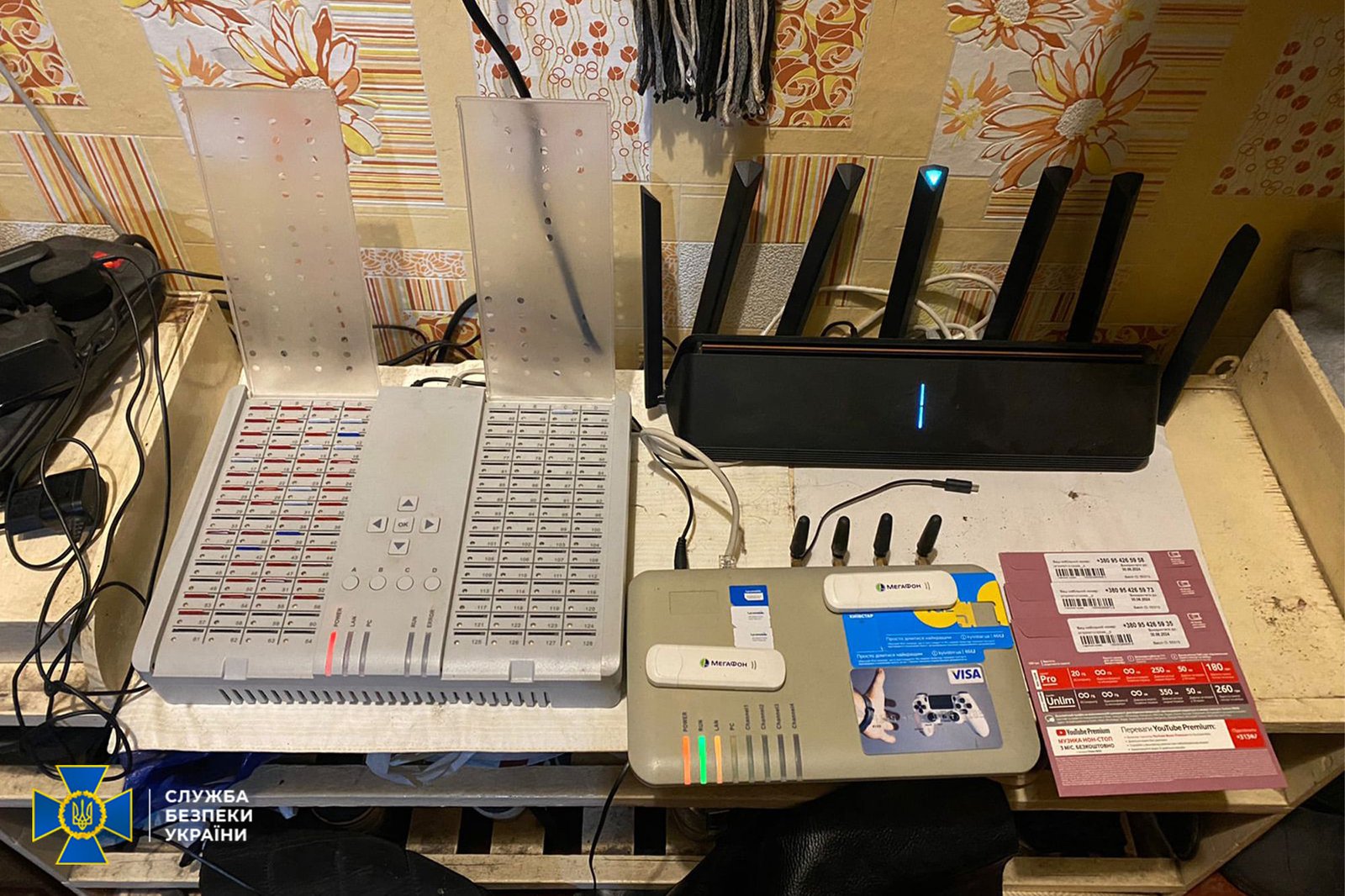 Оборудование при помощи, которого мужчина обеспечивал связь