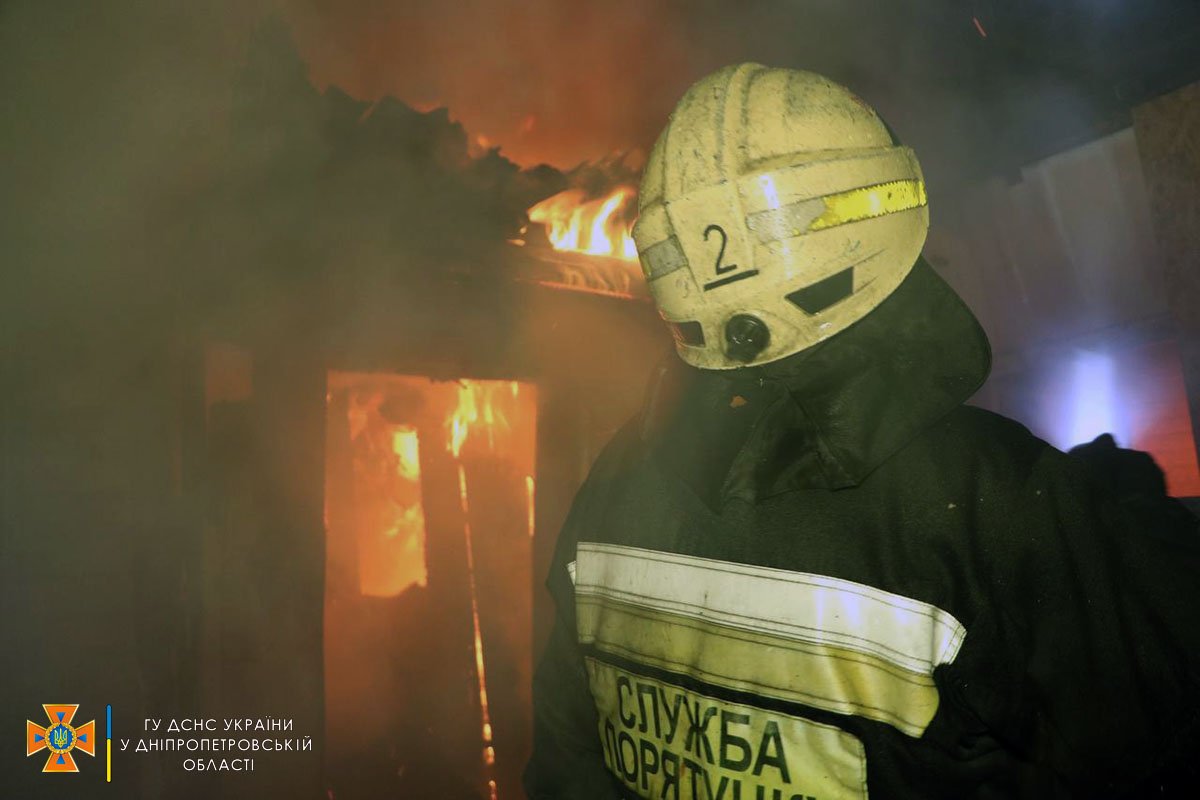 Огонь уничтожил пристройку и имущество